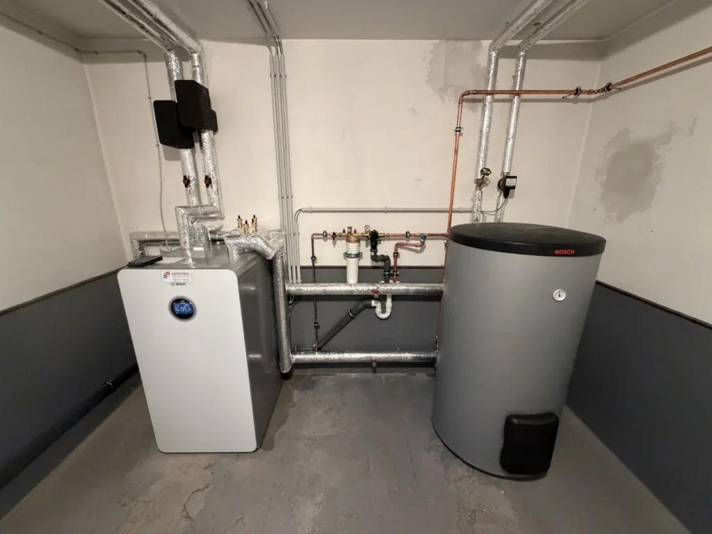 Heizraum in Oberscheld mit der Inneneinheit der Wärmepumpe und einem Speicher